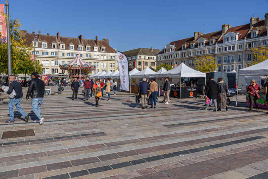 Francia - Beauveais 02 - plaza Jeanne Hachette.jpg